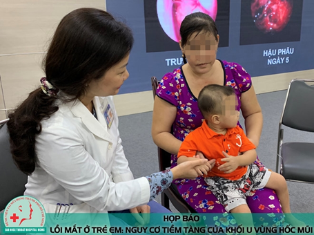 Phẫu thuật thành công cho bé trai 15 tháng tuổi bị lồi mắt, nghẹt thở vì khối u lạ ở hốc mũi