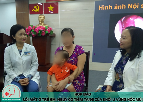 Phẫu thuật thành công cho bé trai 15 tháng tuổi bị lồi mắt, nghẹt thở vì khối u lạ ở hốc mũi